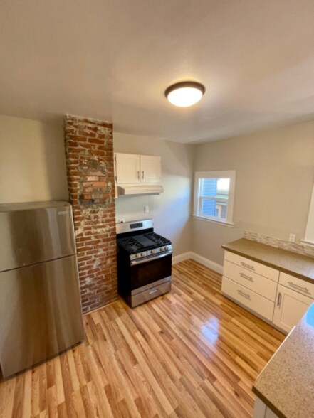 Building Photo - 210 Frisbie St