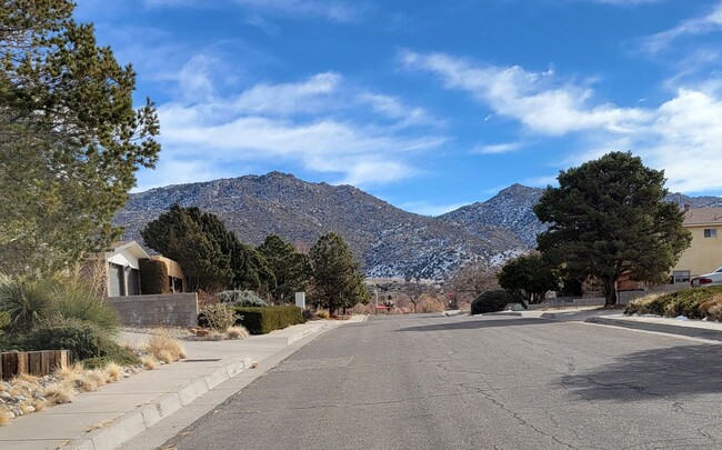 Building Photo - Beautiful 3 Bed 2 Bath 2 Car Garage just E...