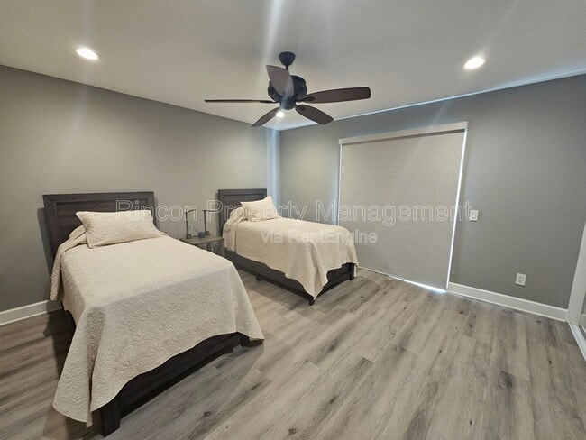 Building Photo - 4926 Island View St