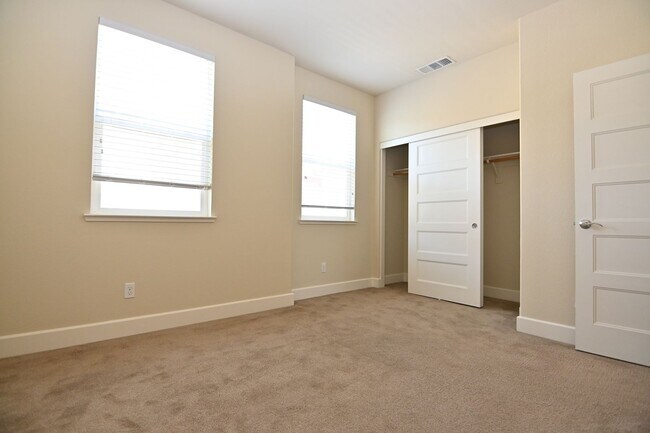 Building Photo - Tralee Village-Tri-Level Townhome, Modern Finished, Community Amenties (580 & Hopyard)