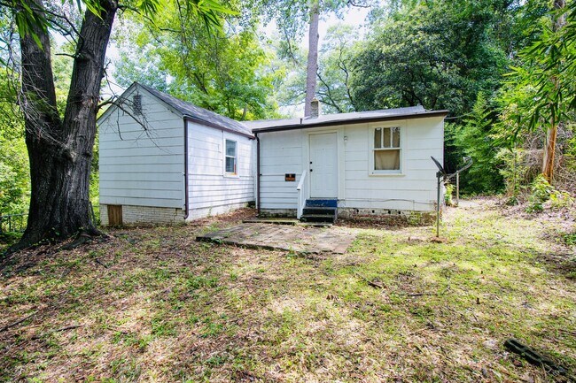 Building Photo - Charming 3 Bed, 1 Bath - Available Now!