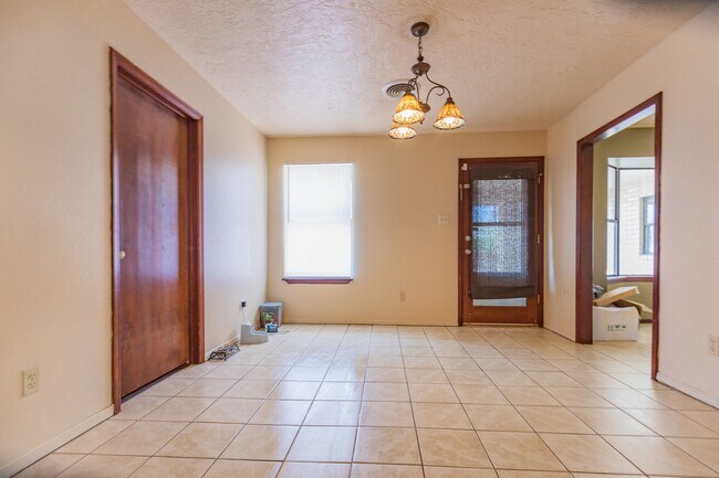 Building Photo - 3 Bedroom 2 Bath Home