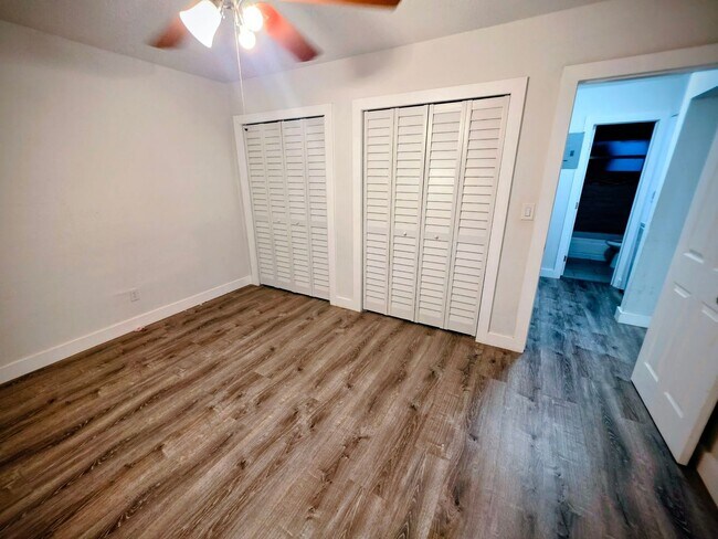 Building Photo - LC 13:22-24 SW 10th St