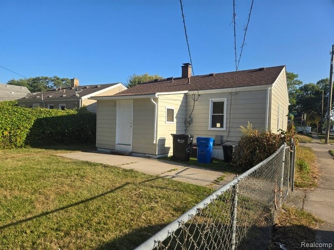 Building Photo - 108 W Kalama Ave