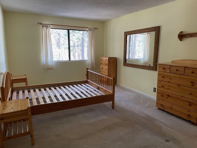 Building Photo - 2 bedroom condo with carport, pool and hot tub access