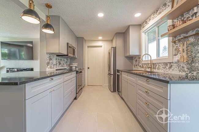 Building Photo - 1011 NE 82nd Ave