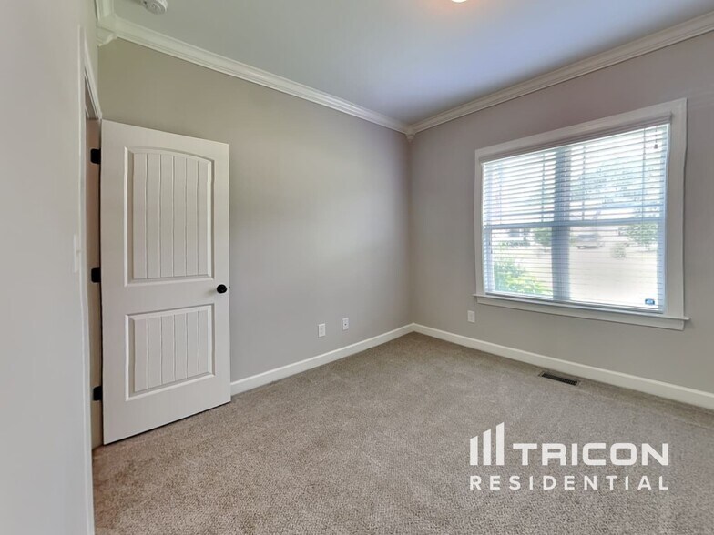 Building Photo - 189 Crystal Creek Dr
