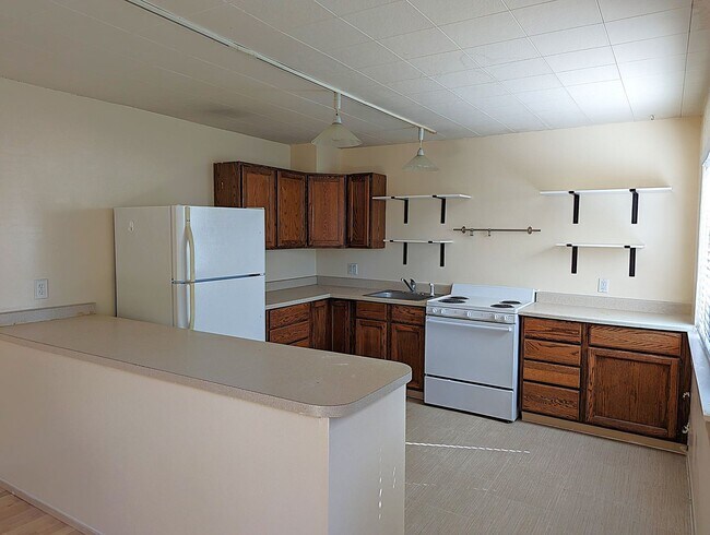 Building Photo - COMMING SOON-Spacious 2 bed 1 bathroom  In...