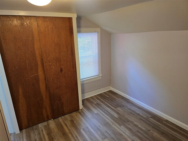 Building Photo - 112 E Plum St