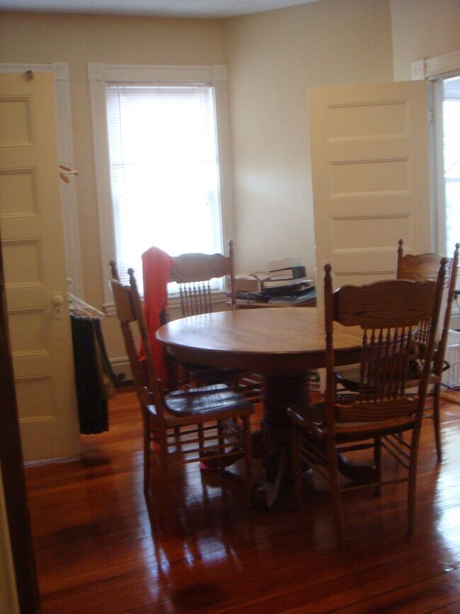 Building Photo - Large 2 Bedroom Plus an Office in Brooklin...