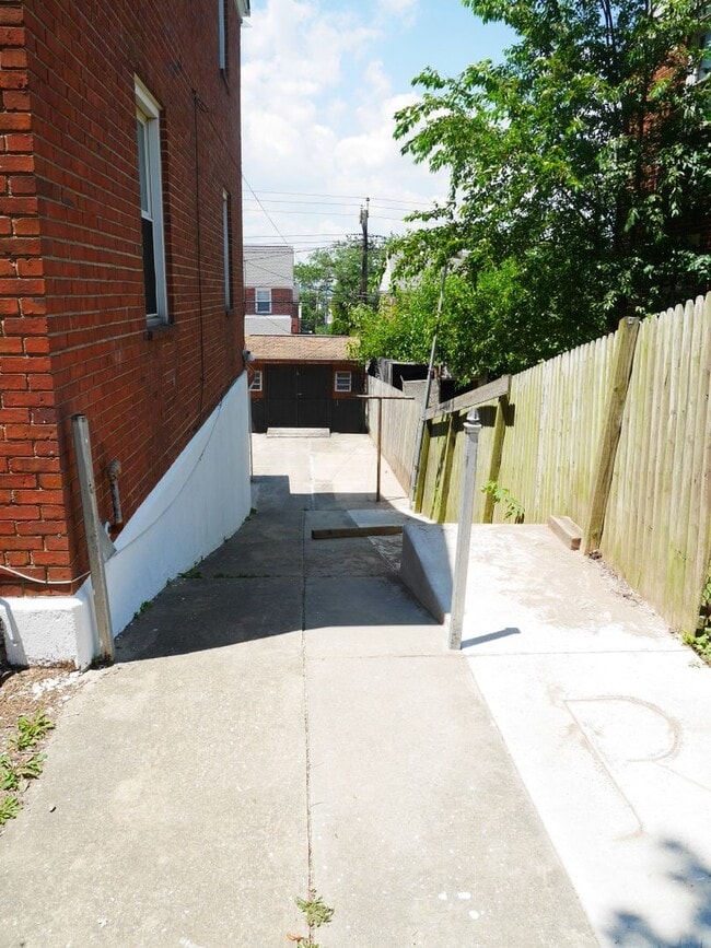 Building Photo - Spacious 4 Bedroom End Unit- Colgate