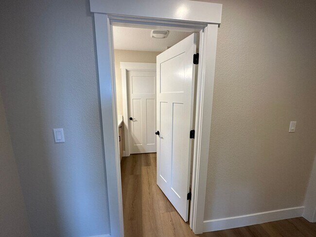 Building Photo - 616