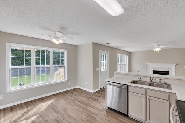 Building Photo - Spacious 4BR/2.5 Bath in the Jacksonville Commons Area