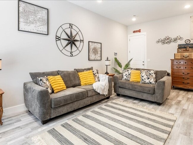 Building Photo - Flexible Lease Lengths! Furnished Southside Townhome