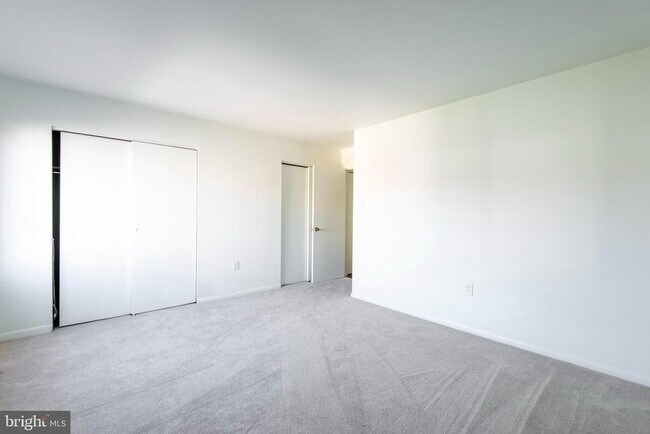 Building Photo - 327 Monroe St