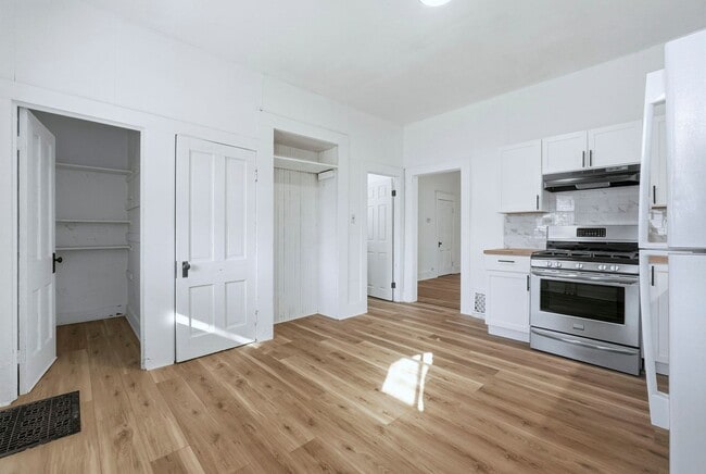 Building Photo - Newly Updated 3-Bedroom Home with Modern U...