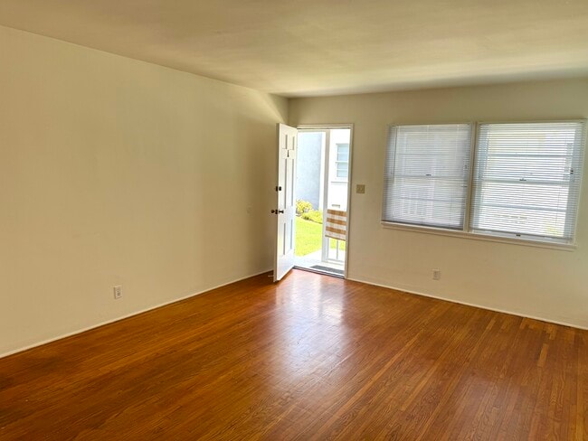 Living Room - 1037 Ocean Park Blvd