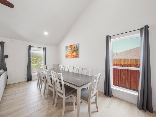 Building Photo - 8007 Beluche Dr