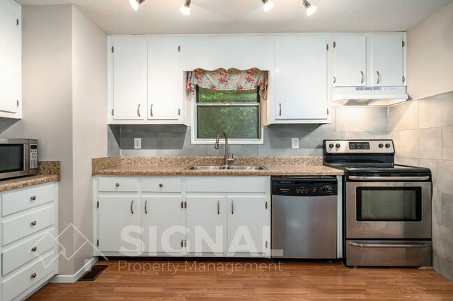 Building Photo - 5040 Oak Leaf Cir