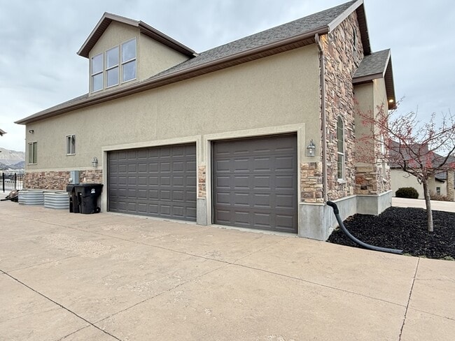 Building Photo - 14328 S Log Home Ln