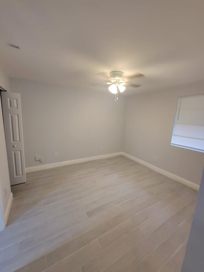 Building Photo - 1233 SW 46th Ave