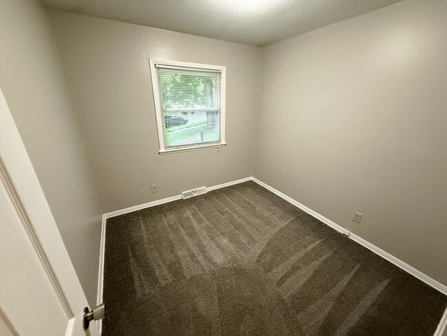 Building Photo - Charming 3-Bed 1.5 Bath Raised Ranch with ...