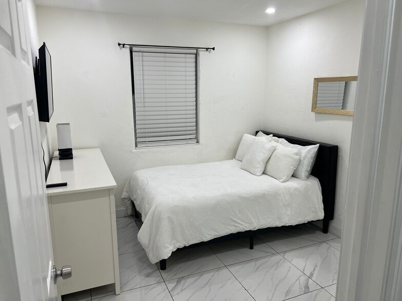 Building Photo - 4200 NW 11th Ct