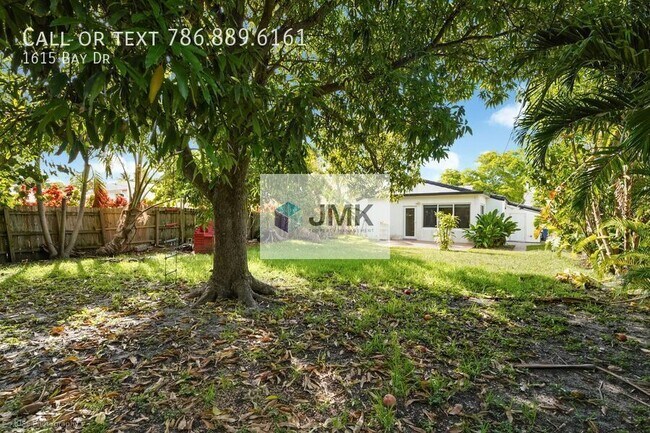 Building Photo - 1615 Bay Dr