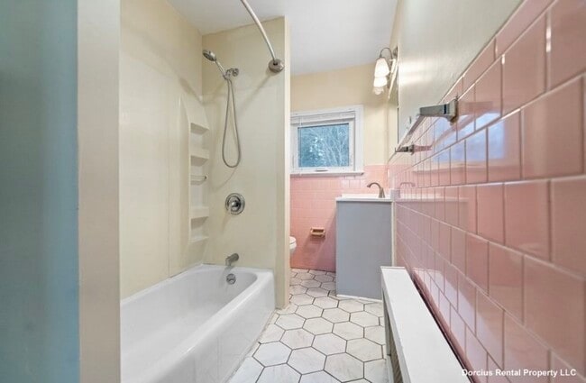 Building Photo - 63 Moran St