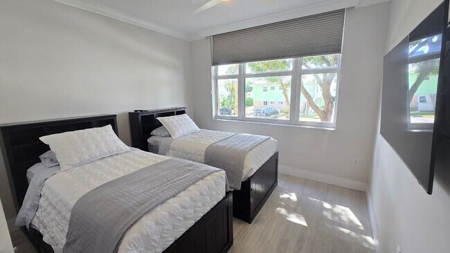 Building Photo - 191 SE 20th Ave