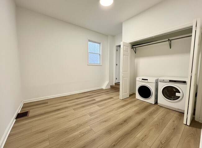 Building Photo - 358 E Hector St