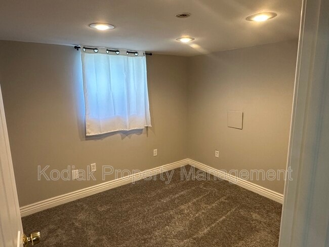Building Photo - 172 S 200 E