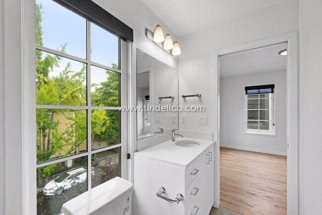 Building Photo - Modern Three-Story Townhouse in Hosford-Ab...