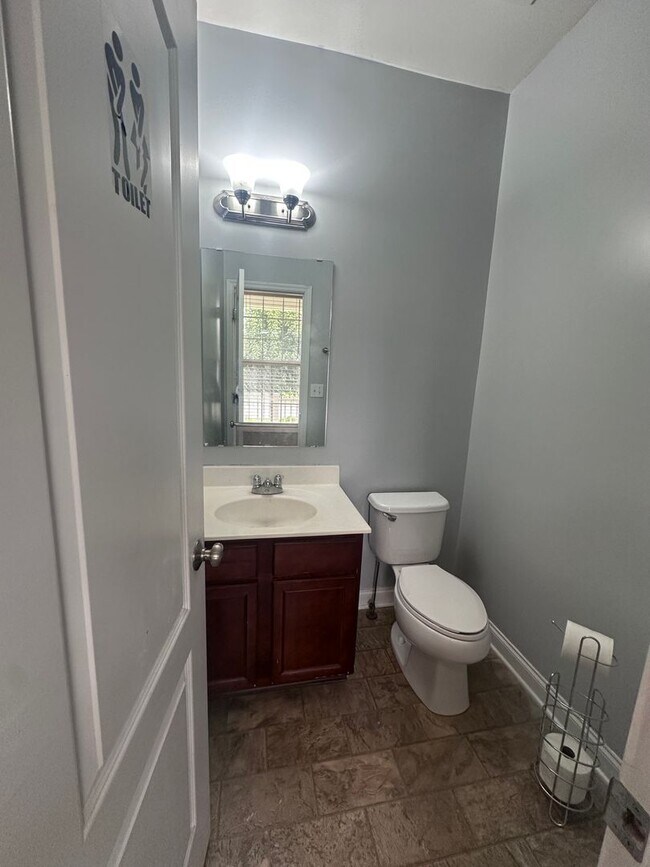 Building Photo - Bannon Crossings 3 bed, 2.5 half bath house with basement