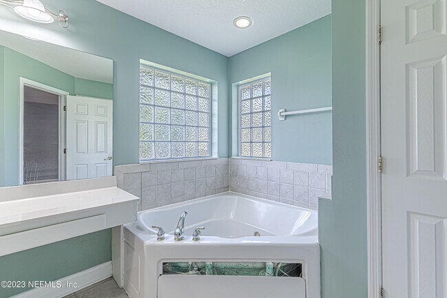 Building Photo - 2465 Pinehurst Ln
