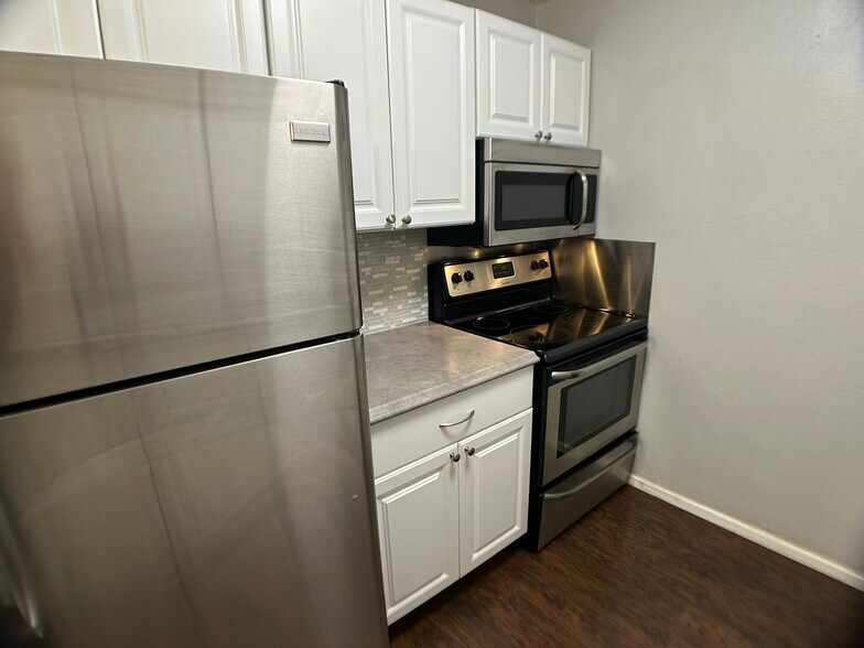 Building Photo - 1400 Golden Cir