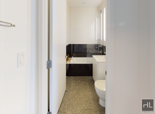 Building Photo - 2 bedroom 2 bathroom on a high floor / Was...