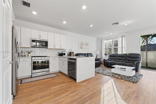 Building Photo - 210 SW 170th Ave