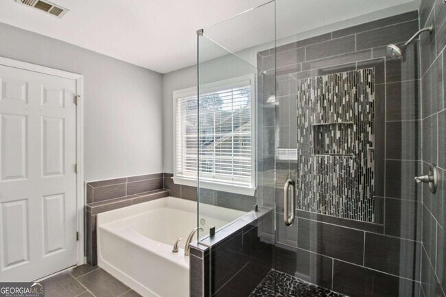 Building Photo - 2011 Chelton Way SE