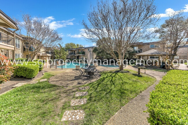 Building Photo - 7906 Royal Ln