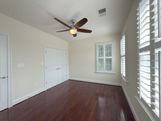 Building Photo - Spacious 4 Bed 5.5 Bath Home in Annandale,...
