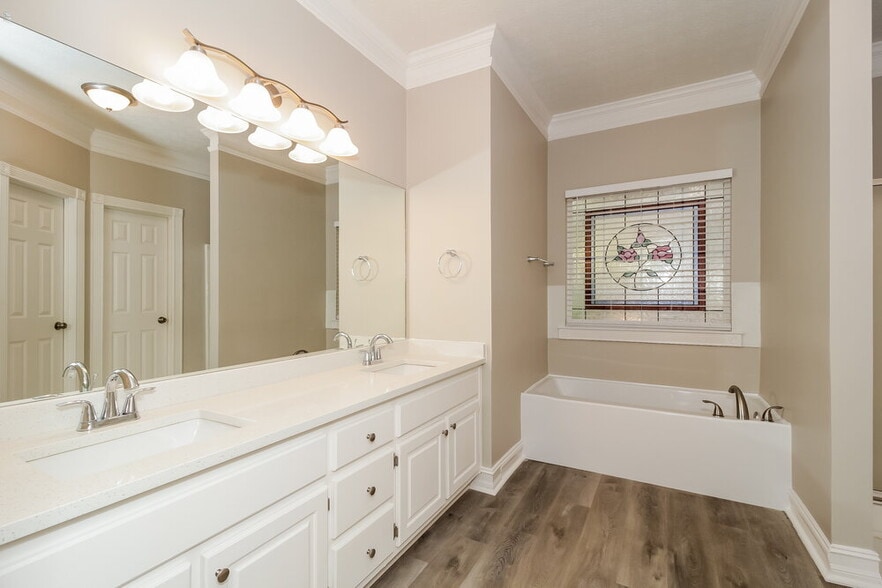 Building Photo - 355 Woodstream Dr
