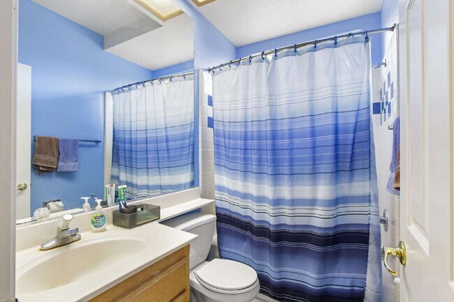 Building Photo - Short term room for rent