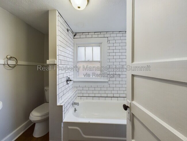 Building Photo - 2408 Poplar St