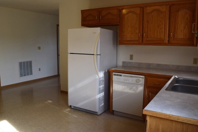 Building Photo - Spacious 3 bedroom, 2 bathroom duplex!