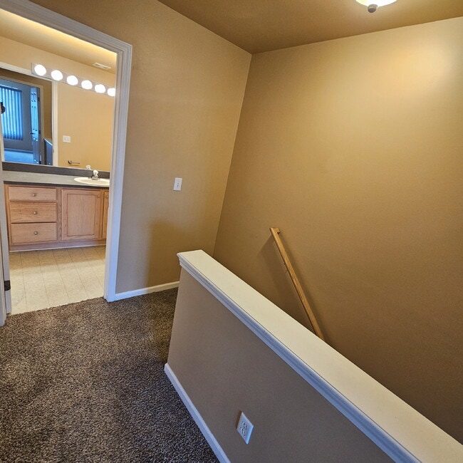 Building Photo - 2 Bedroom, 1.5 Bathroom Townhouse. Large L...