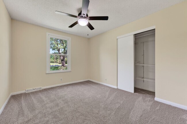 Building Photo - 573 Waldorf Dr