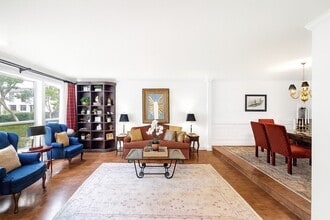 Building Photo - 8944 Chatsworth Dr