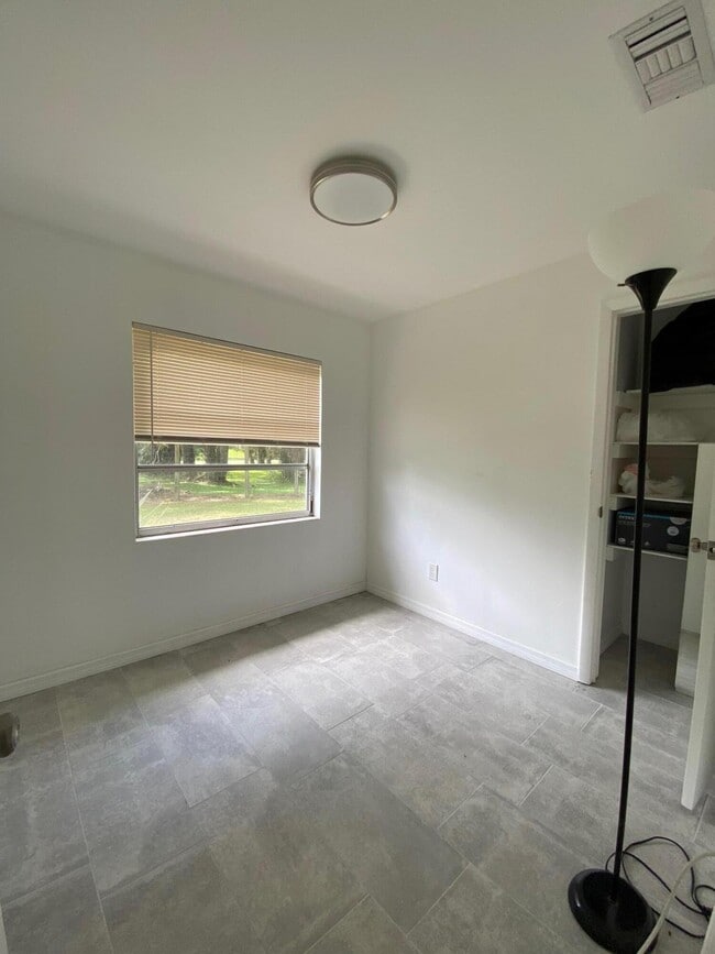 Building Photo - 405 NE 131st Ln