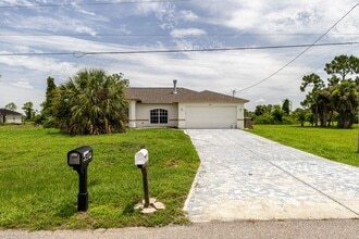 Building Photo - Unique 3/2 + Den home in great location